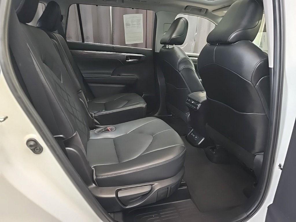 used 2021 Toyota Highlander car, priced at $34,400