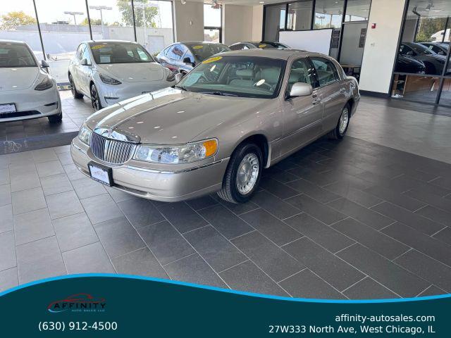 used 2002 Lincoln Town Car car, priced at $9,995