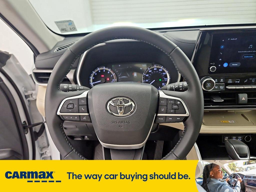 used 2024 Toyota Highlander car, priced at $40,998