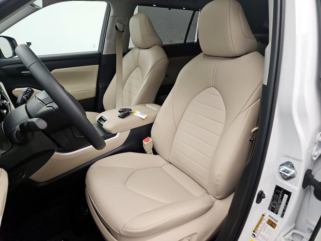 used 2024 Toyota Highlander car, priced at $40,998