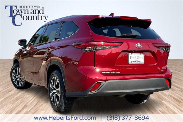 used 2021 Toyota Highlander car, priced at $34,500