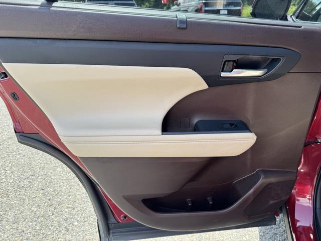 used 2021 Toyota Highlander car, priced at $34,500