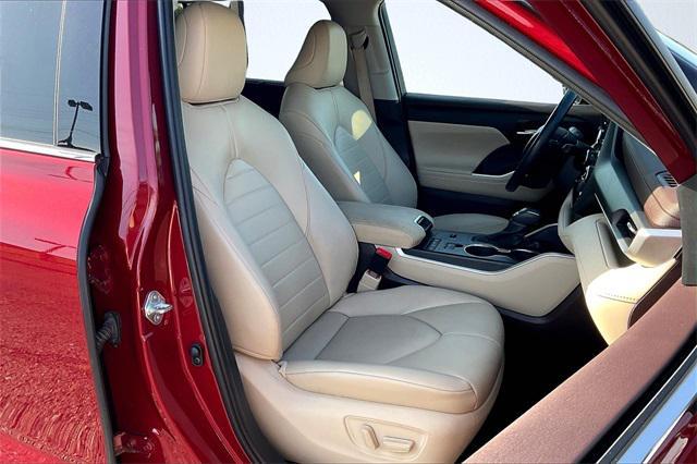 used 2021 Toyota Highlander car, priced at $34,500