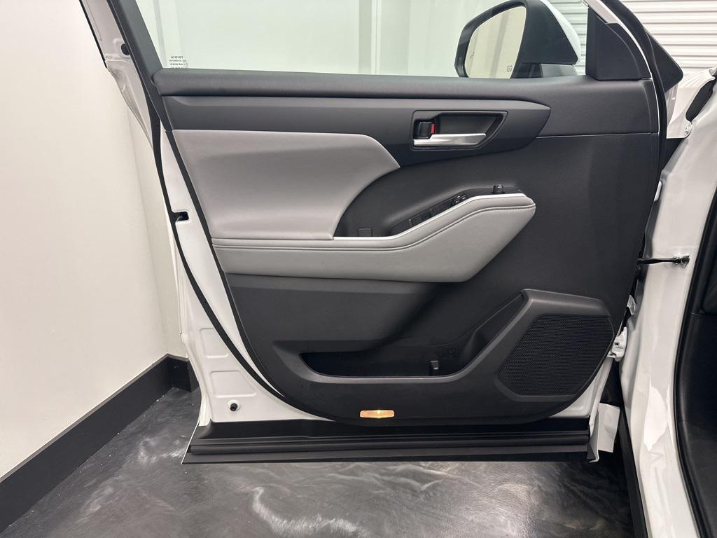 used 2023 Toyota Highlander car, priced at $38,569