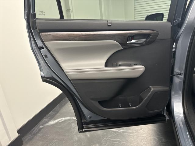 used 2020 Toyota Highlander car, priced at $29,995