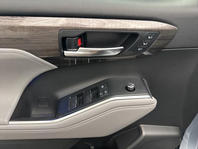 used 2020 Toyota Highlander car, priced at $29,995