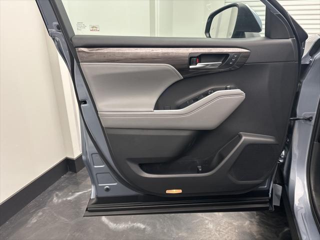 used 2020 Toyota Highlander car, priced at $29,995