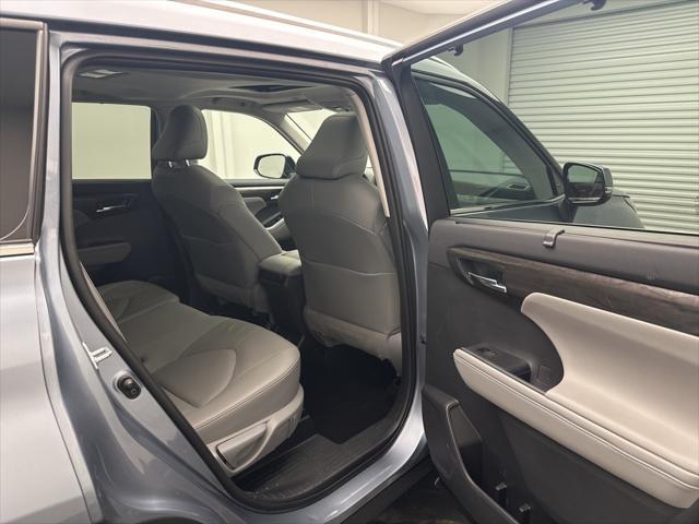 used 2020 Toyota Highlander car, priced at $29,995