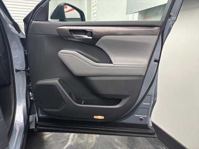 used 2020 Toyota Highlander car, priced at $29,995