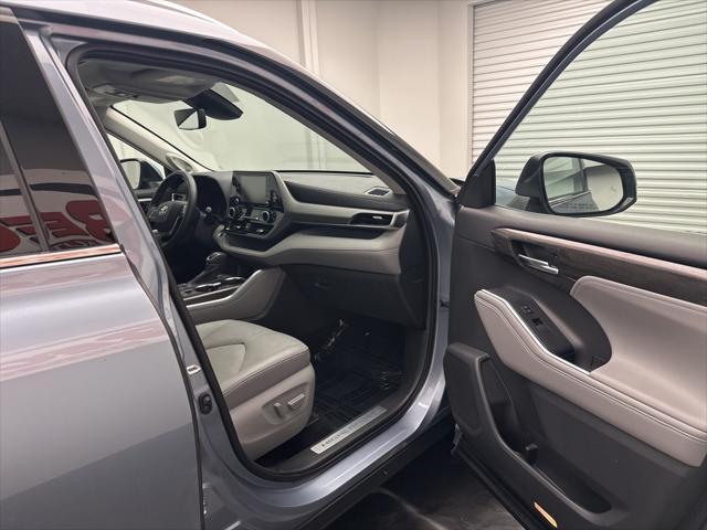 used 2020 Toyota Highlander car, priced at $29,995
