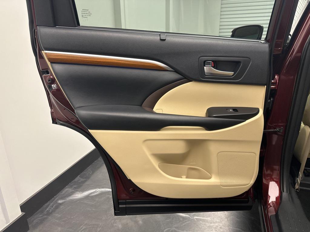 used 2019 Toyota Highlander car, priced at $27,495