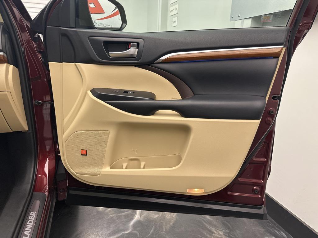 used 2019 Toyota Highlander car, priced at $27,495