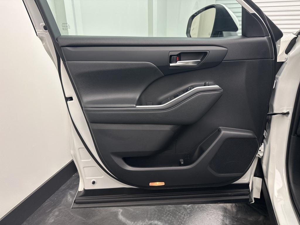 used 2021 Toyota Highlander car, priced at $28,995