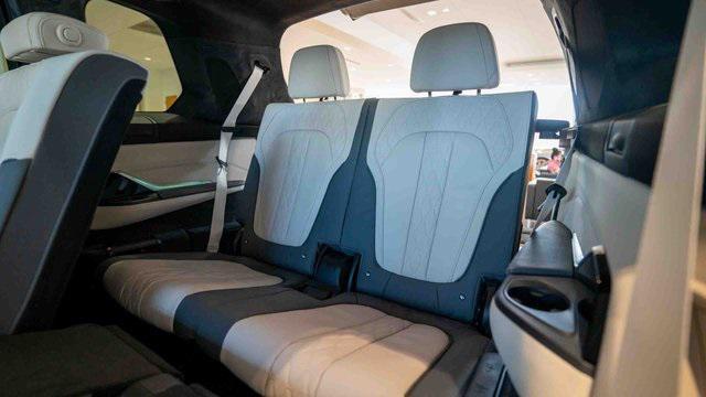 new 2025 BMW X7 car, priced at $158,295