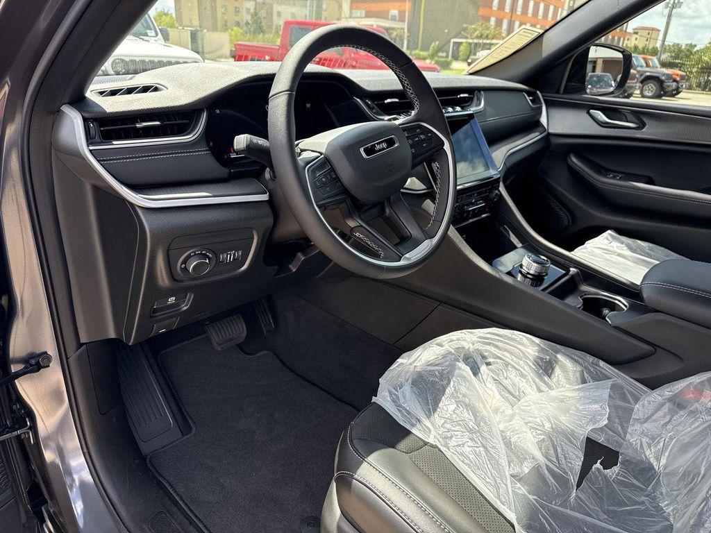new 2025 Jeep Grand Cherokee car, priced at $37,266