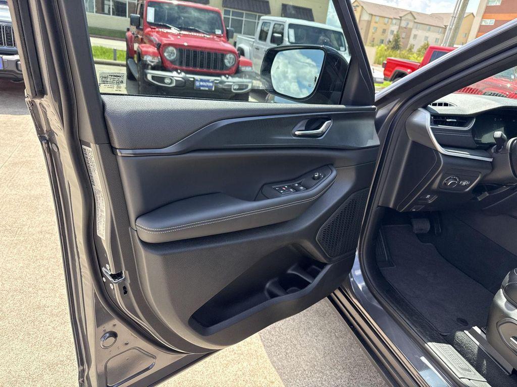 new 2025 Jeep Grand Cherokee car, priced at $37,266