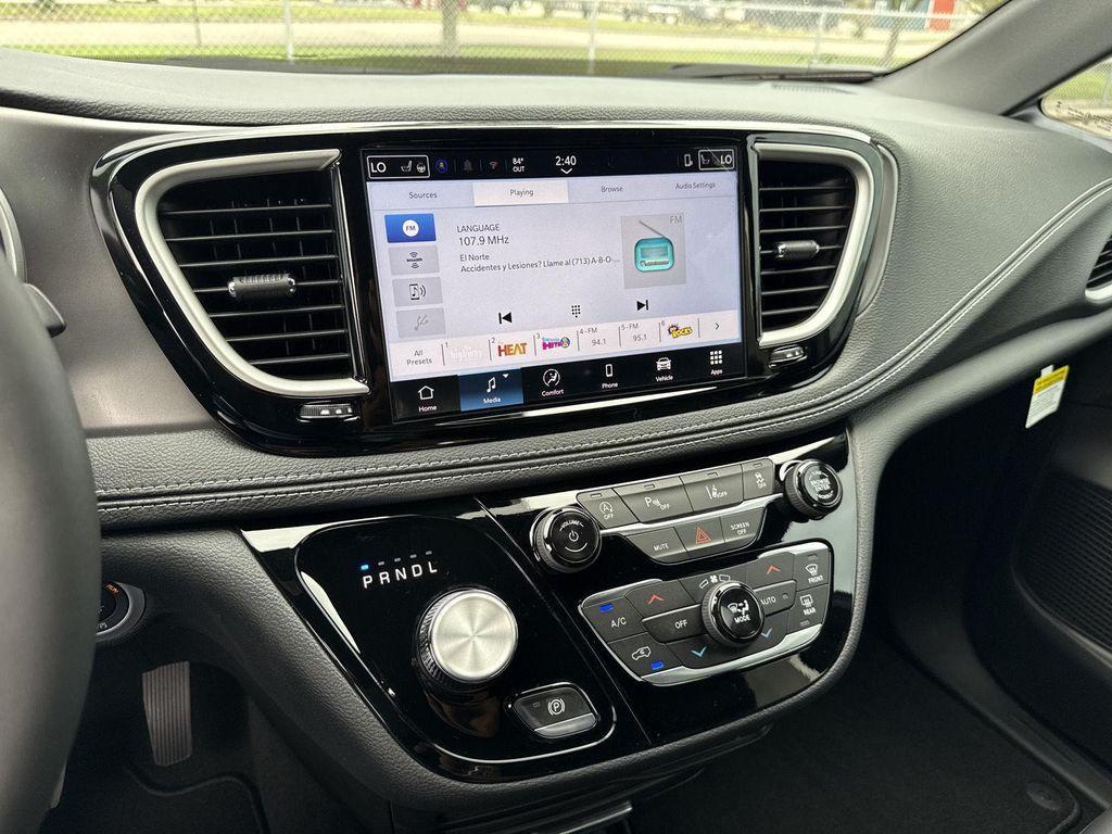 new 2025 Chrysler Pacifica car, priced at $32,516