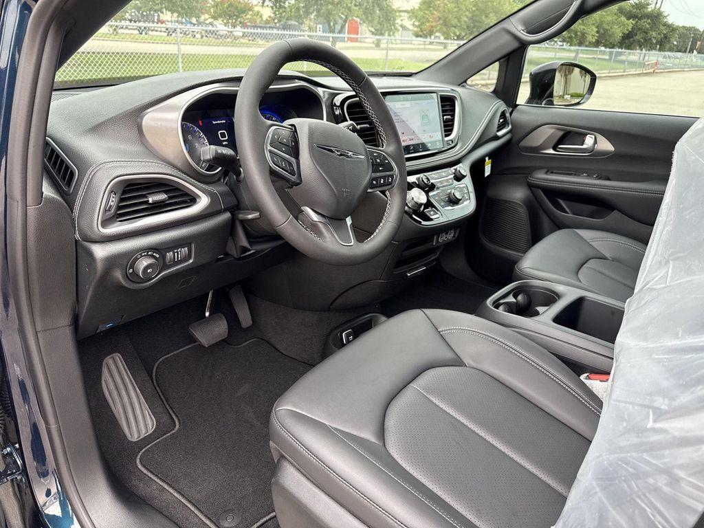 new 2025 Chrysler Pacifica car, priced at $32,516