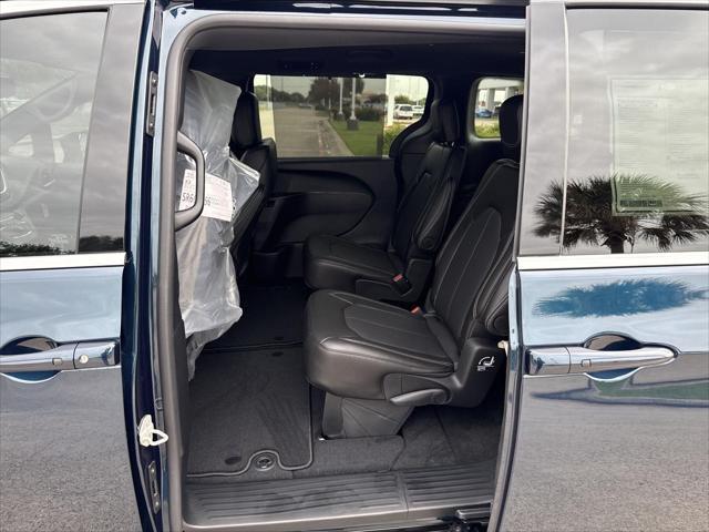 new 2025 Chrysler Pacifica car, priced at $40,016