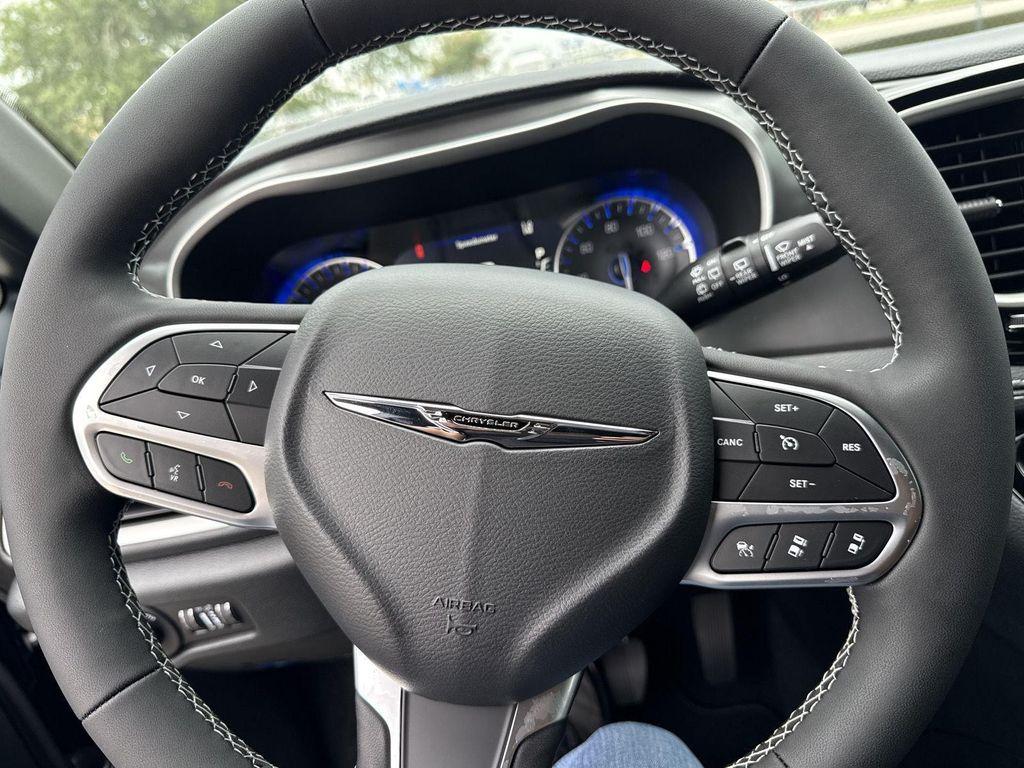 new 2025 Chrysler Pacifica car, priced at $32,516