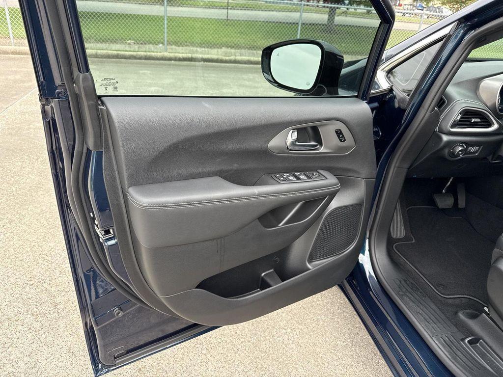 new 2025 Chrysler Pacifica car, priced at $32,516