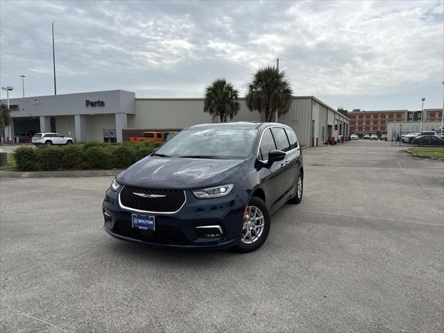 new 2025 Chrysler Pacifica car, priced at $40,016