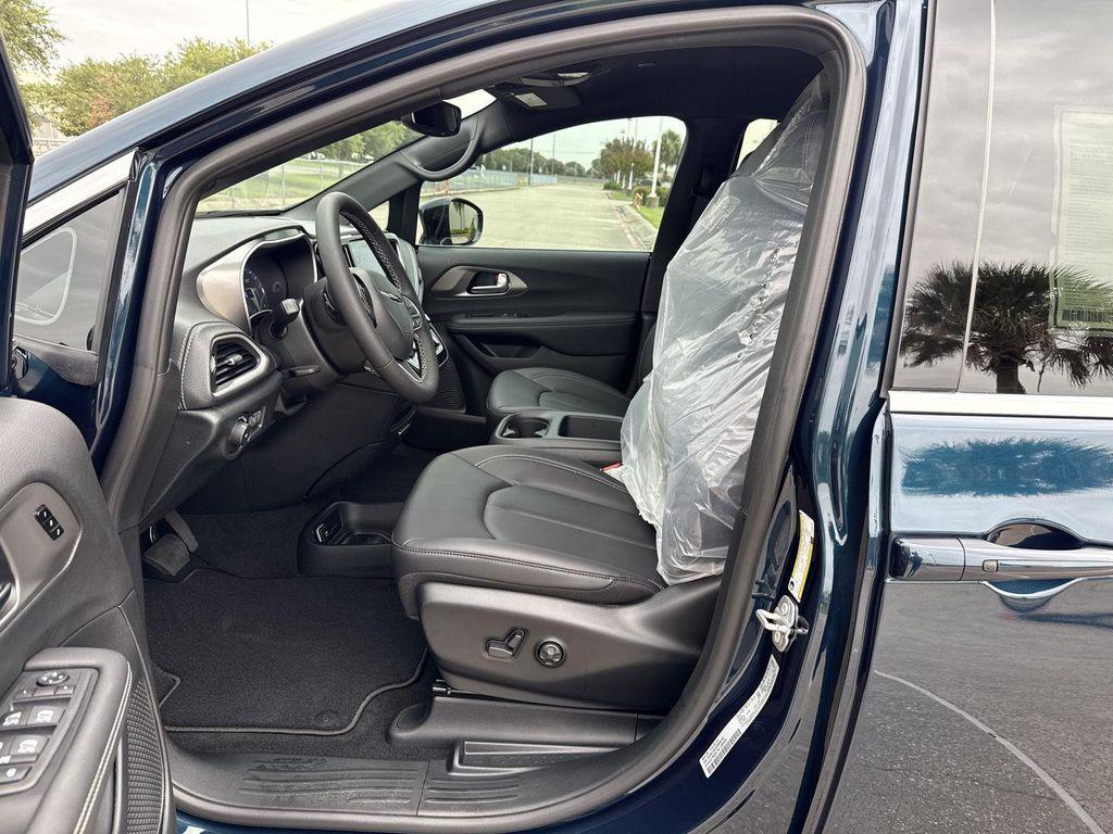 new 2025 Chrysler Pacifica car, priced at $32,516