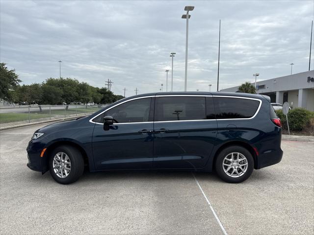 new 2025 Chrysler Pacifica car, priced at $40,016