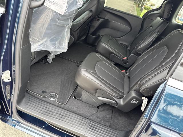 new 2025 Chrysler Pacifica car, priced at $40,016