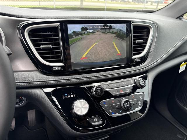 new 2025 Chrysler Pacifica car, priced at $40,016