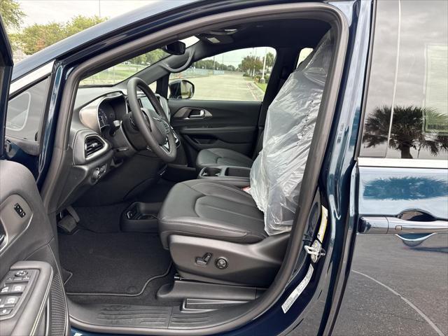 new 2025 Chrysler Pacifica car, priced at $40,016