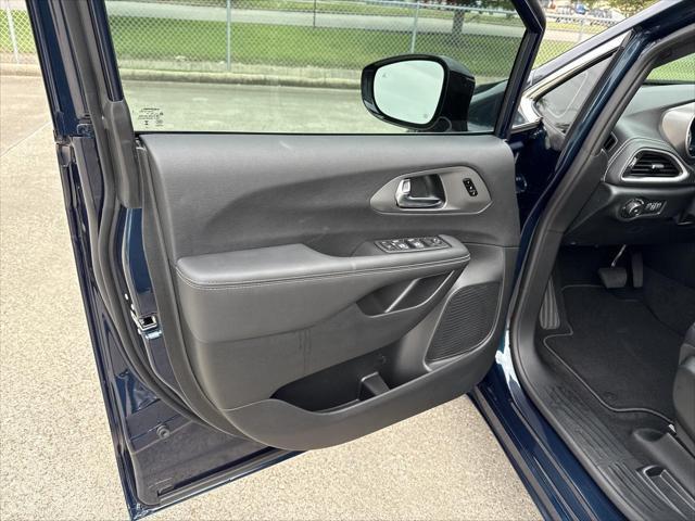 new 2025 Chrysler Pacifica car, priced at $40,016