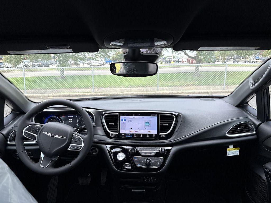 new 2025 Chrysler Pacifica car, priced at $32,516