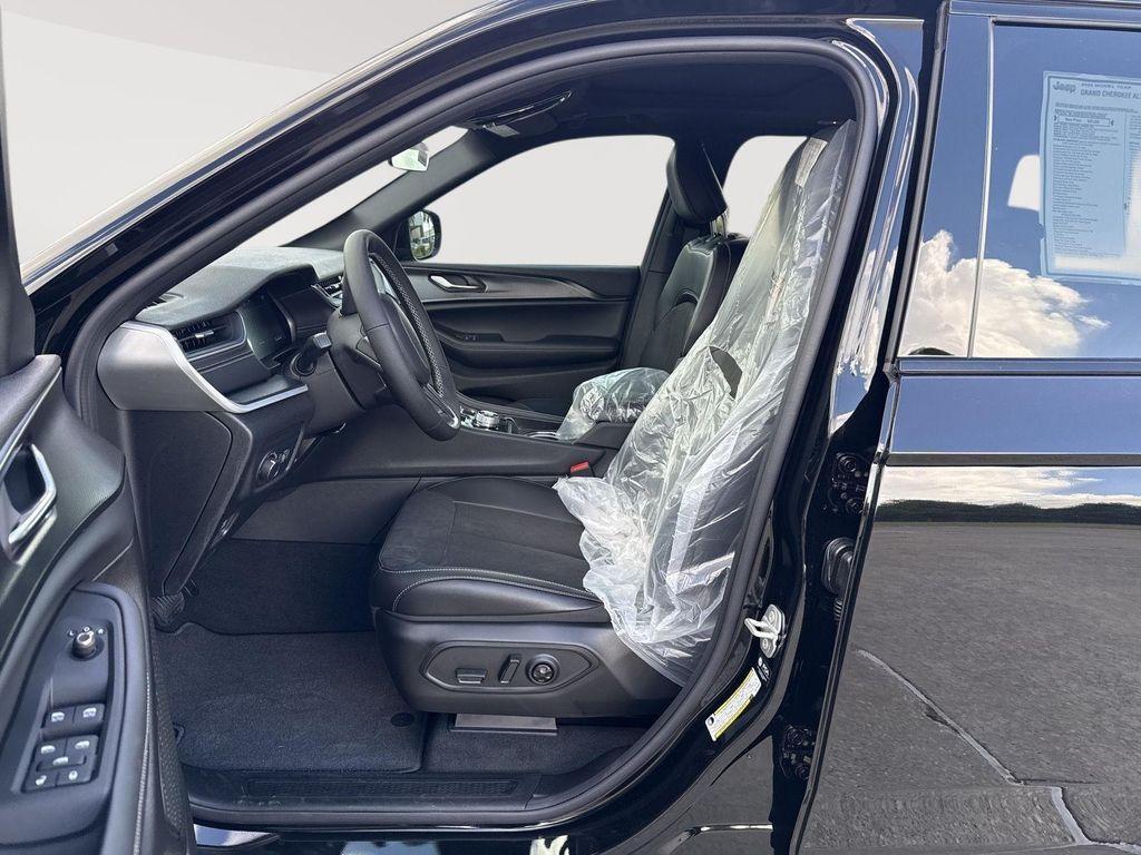 new 2025 Jeep Grand Cherokee car, priced at $40,226