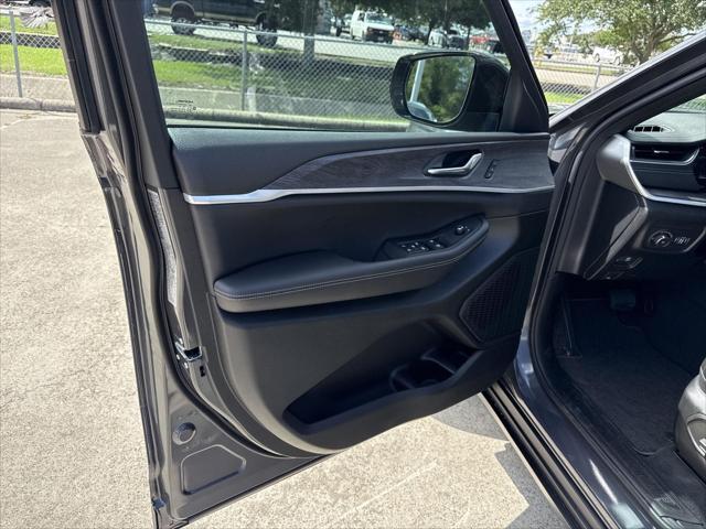 new 2025 Jeep Grand Cherokee car, priced at $41,977