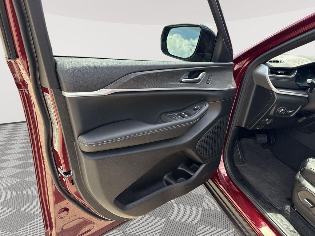 new 2025 Jeep Grand Cherokee L car, priced at $47,901