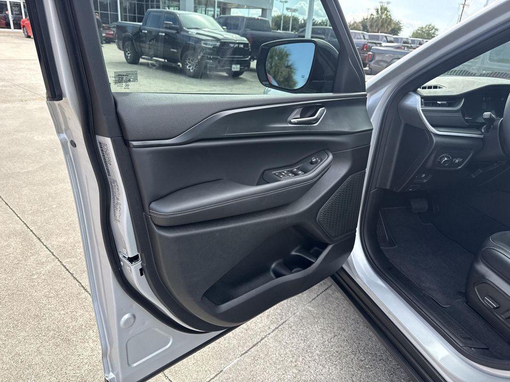 new 2025 Jeep Grand Cherokee car, priced at $33,662