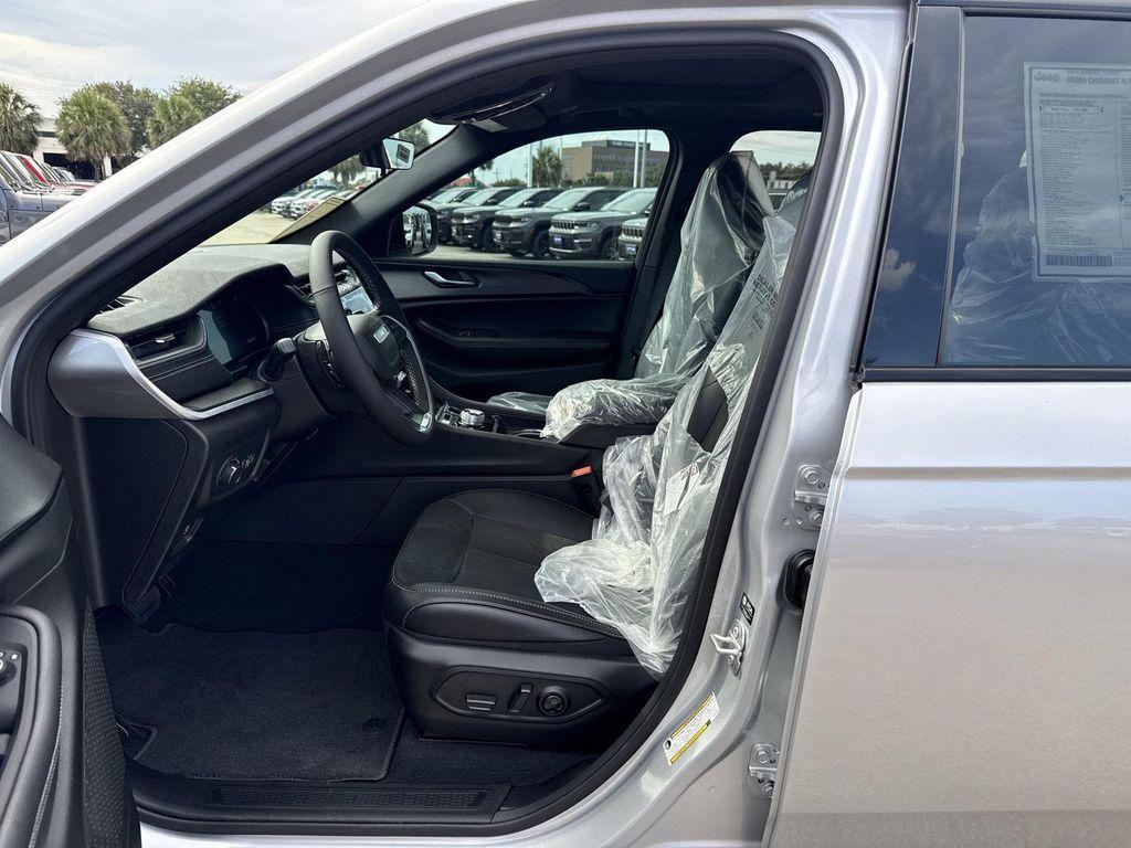 new 2025 Jeep Grand Cherokee car, priced at $33,662