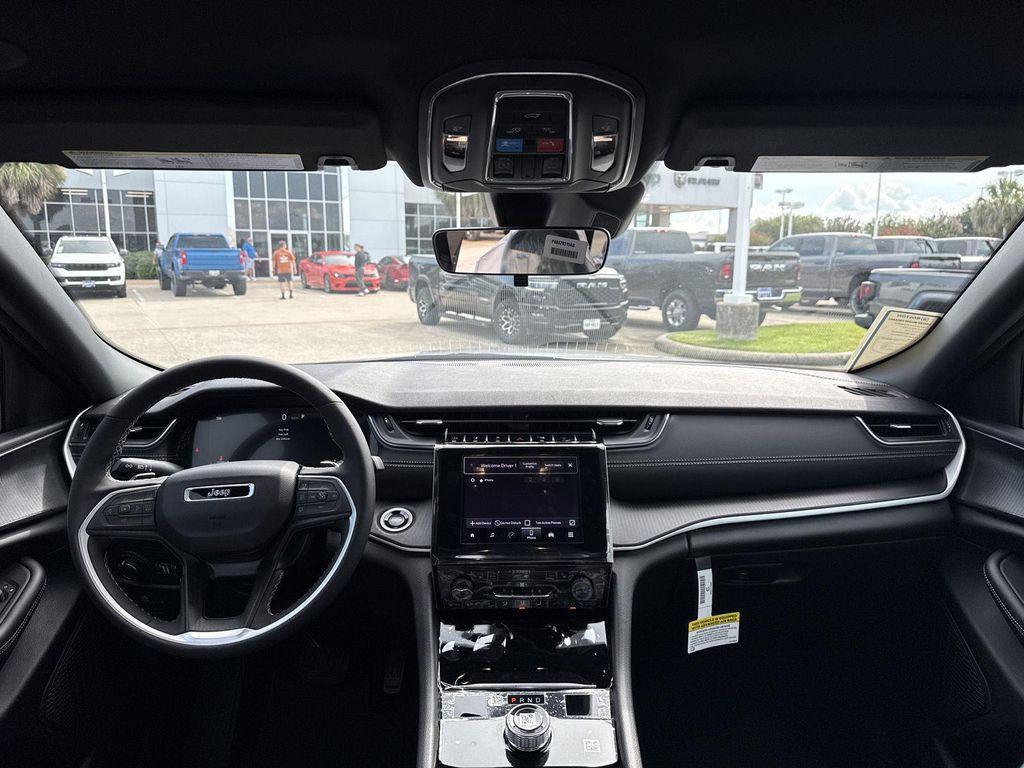 new 2025 Jeep Grand Cherokee car, priced at $33,662