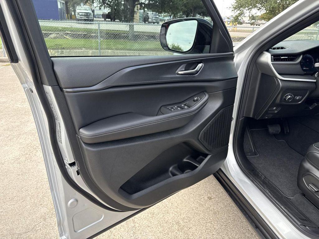 new 2025 Jeep Grand Cherokee L car, priced at $42,036