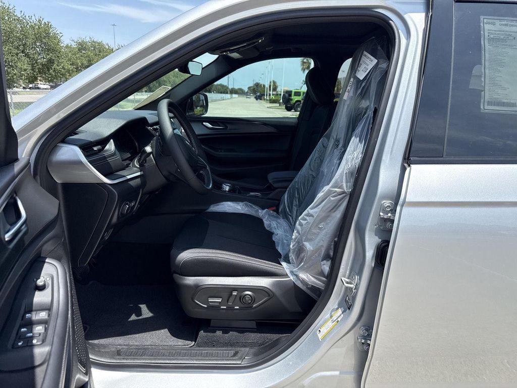 new 2025 Jeep Grand Cherokee car, priced at $33,948