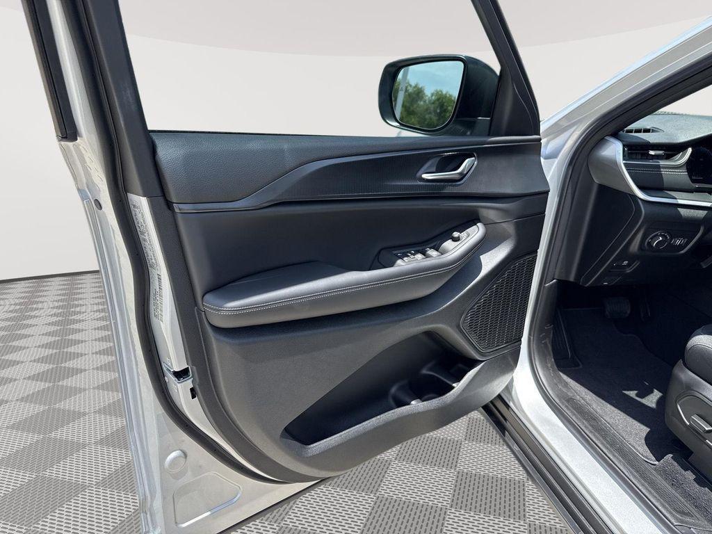 new 2025 Jeep Grand Cherokee car, priced at $32,348