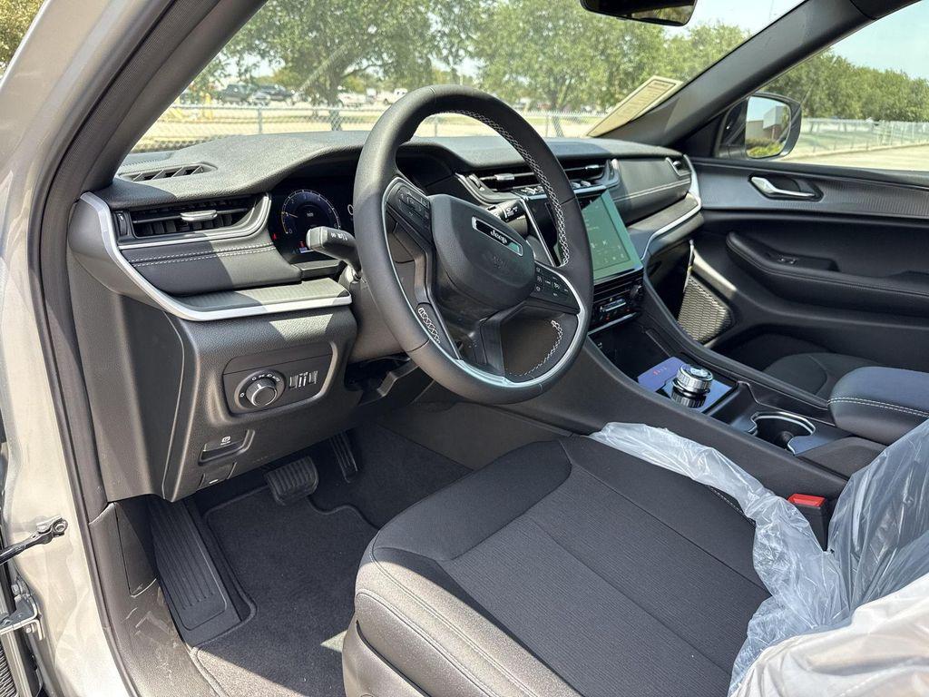 new 2025 Jeep Grand Cherokee car, priced at $33,948