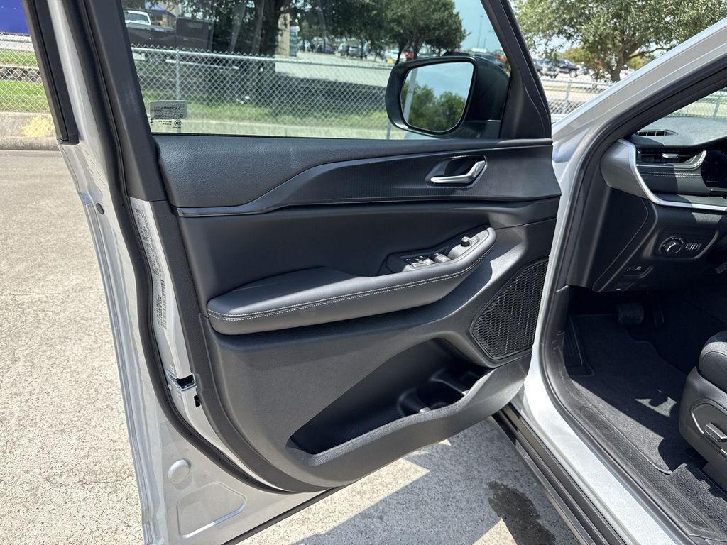 new 2025 Jeep Grand Cherokee car, priced at $33,948