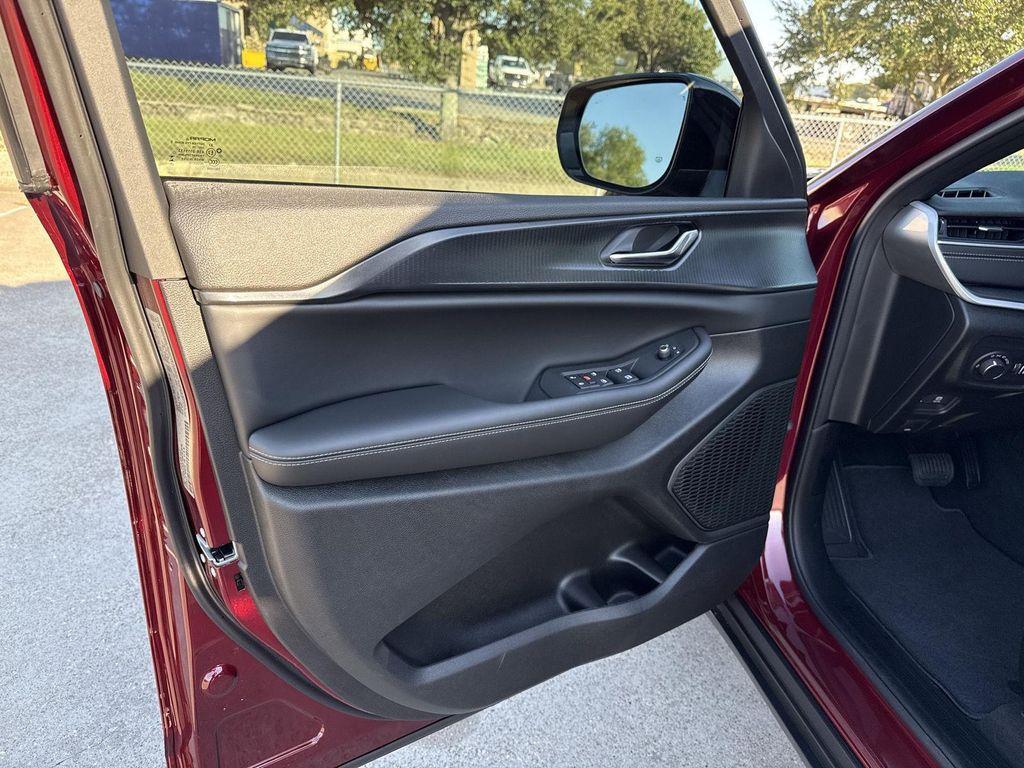 new 2025 Jeep Grand Cherokee L car, priced at $39,476