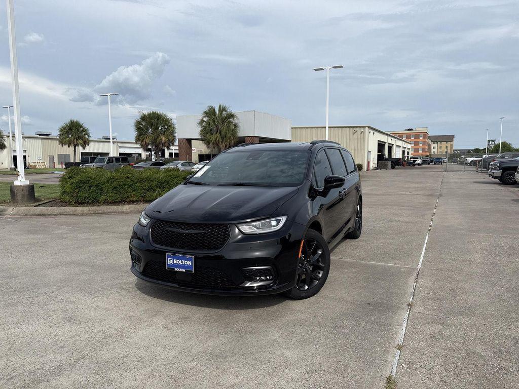 new 2025 Chrysler Pacifica car, priced at $47,564