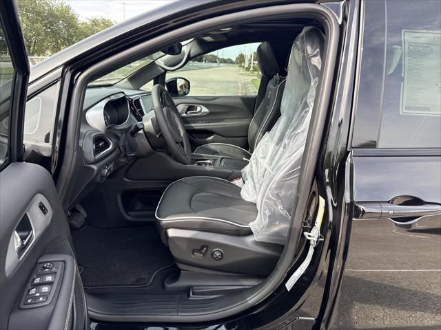 new 2025 Chrysler Pacifica car, priced at $47,564