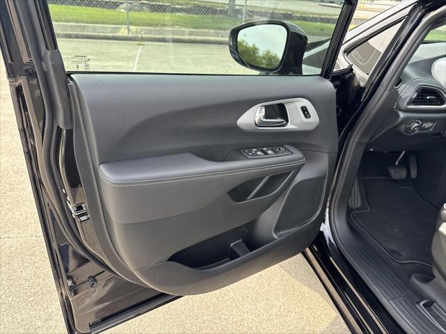 new 2025 Chrysler Pacifica car, priced at $47,564