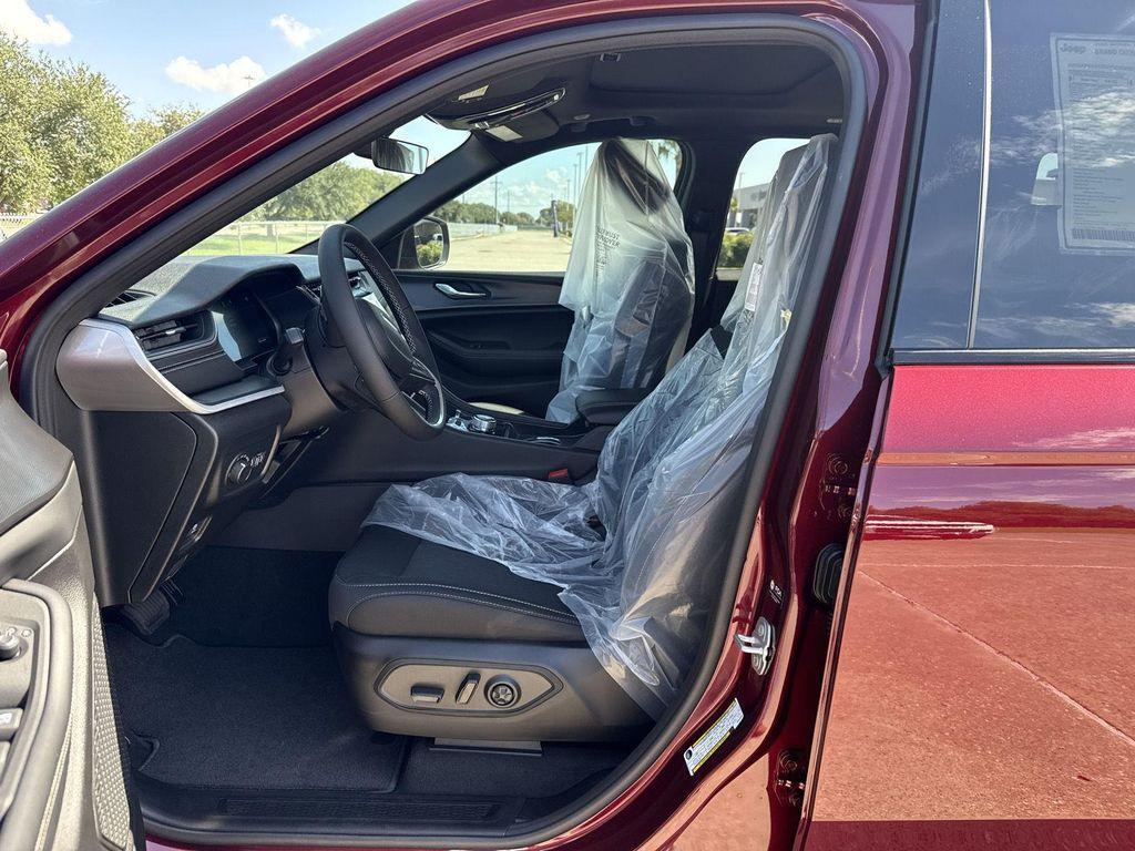 new 2025 Jeep Grand Cherokee car, priced at $35,308