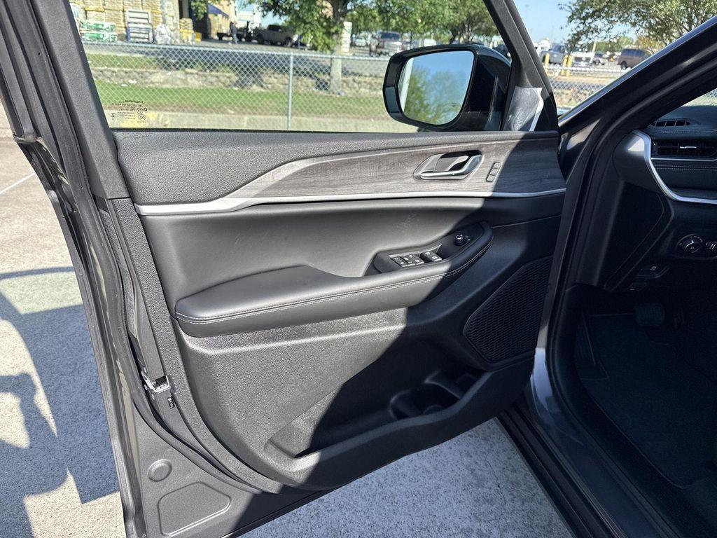 new 2025 Jeep Grand Cherokee car, priced at $34,885